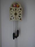 Genaues Alter unbekannt, charmanter Vintage-Zustand mit altersbedingten Gebrauchsspuren. Die Uhr ist komplett aus Holz. Masse ca. 40x30 cm